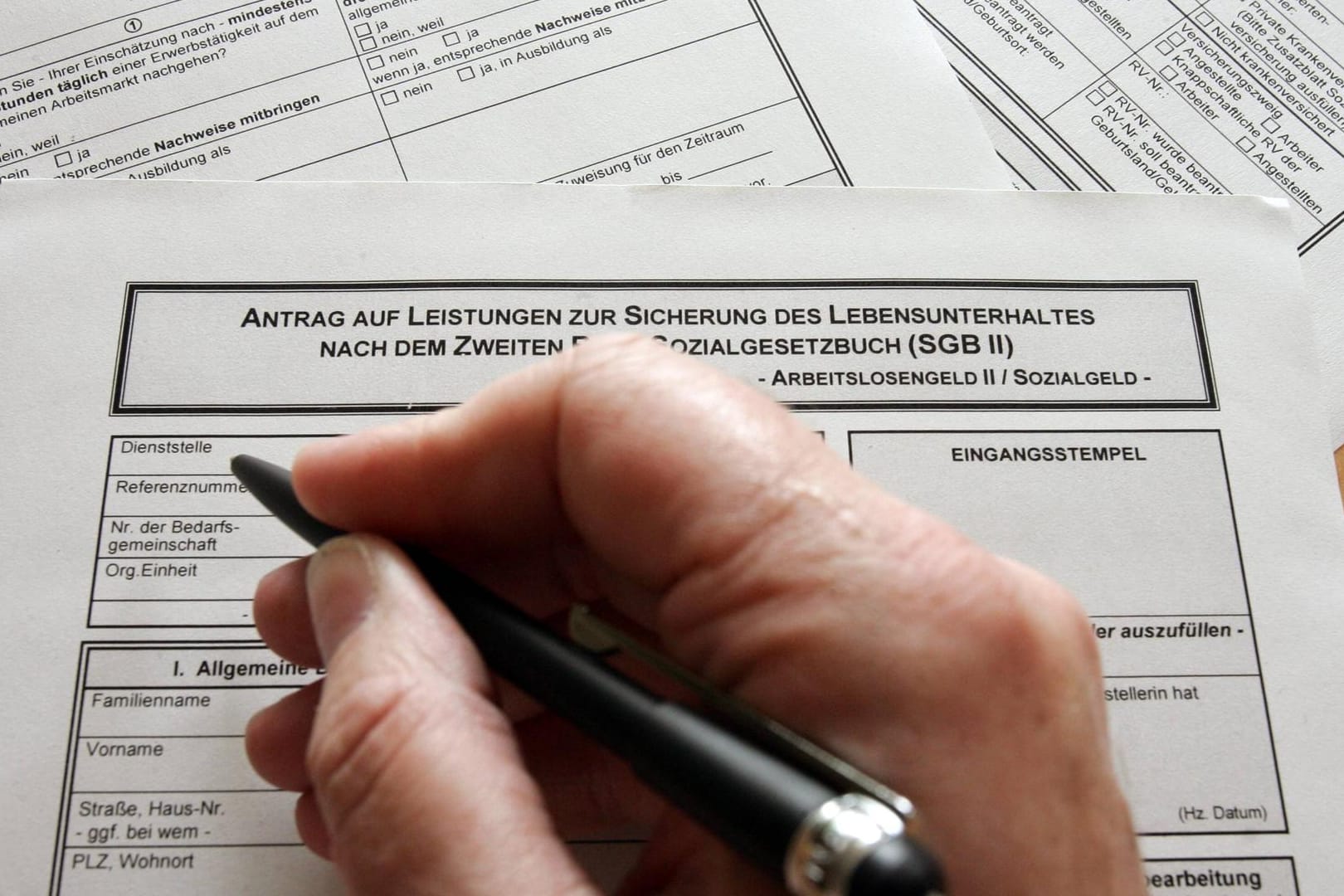 Antrag auf Hartz IV: Wer den Antrag unterschreibt, verpflichtet sich an geeigneten Maßnahmen teilzunehmen. Wer sich weigert, muss mit Sanktionen rechnen.
