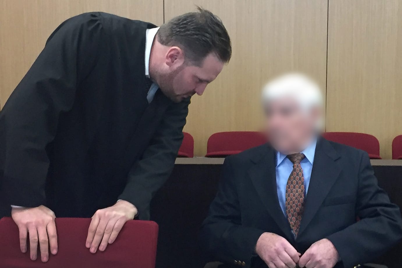 Der Angeklagte (r) spricht mit seinem Anwalt Ralph Kuhn: Nach dem gewaltsamen Tod seiner 84 Jahre alten Schwester hat ein Senior in Düsseldorf ein Teilgeständnis abgelegt.