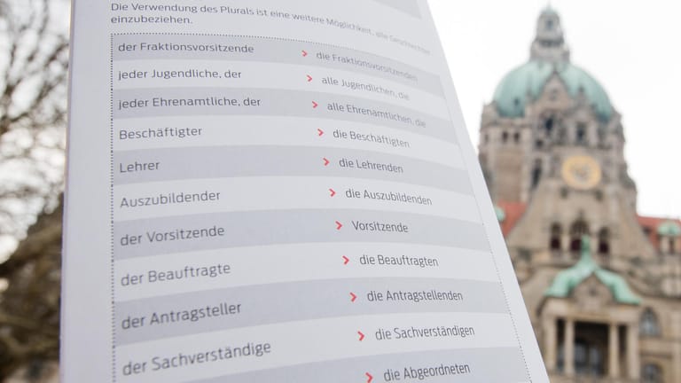 Der Fleyer "Empfehlungen für eine geschlechtergerechte Verwaltungssprache" mit Beispielen vor dem Neuen Rathaus in Hannover: Die meisten Deutschen halten die Maßnahme nicht für sinnvoll.