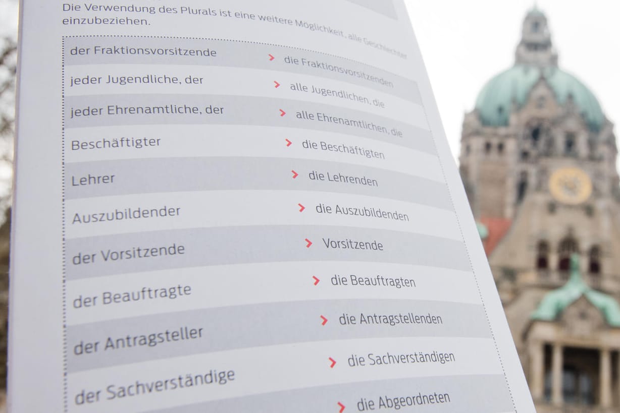 Der Fleyer "Empfehlungen für eine geschlechtergerechte Verwaltungssprache" mit Beispielen vor dem Neuen Rathaus in Hannover: Die meisten Deutschen halten die Maßnahme nicht für sinnvoll.