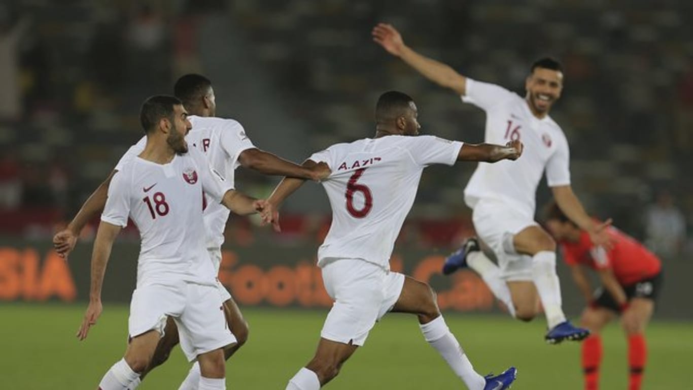 Der Katarer Abdelaziz Hatem (M) bejubelt sein Tor zum 1:0 gegen Südkorea mit seinen Mannschaftskollegen.