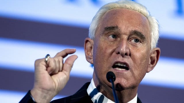 Roger Stone hatte im Präsidentschaftswahlkampf für Trump gearbeitet und war auch danach weiter in engem Kontakt mit ihm.