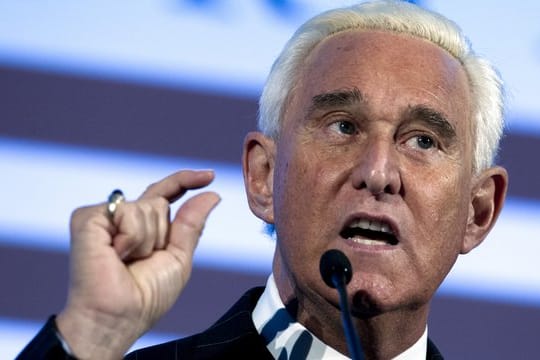 Roger Stone hatte im Präsidentschaftswahlkampf für Trump gearbeitet und war auch danach weiter in engem Kontakt mit ihm.