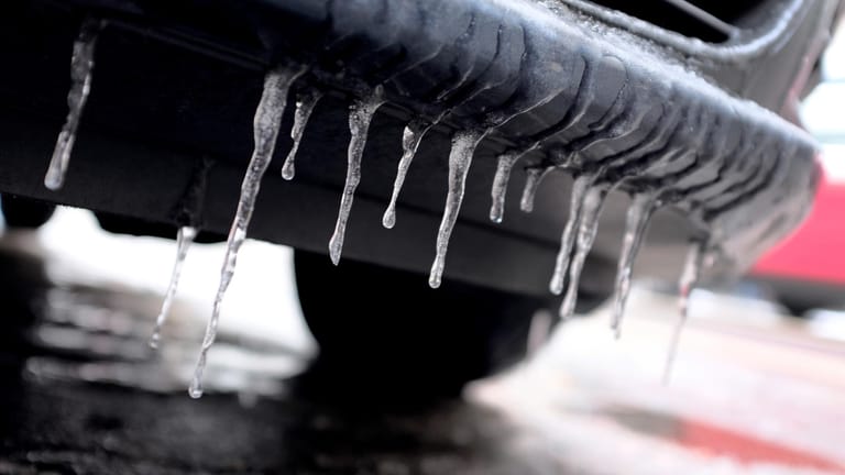 Eiszapfen hängen unter einem geparkten Auto: Autofahrer müssen in vielen Teilen Deutschlands in den nächsten Tagen bei Regen und Schnee mit Glatteis rechnen.
