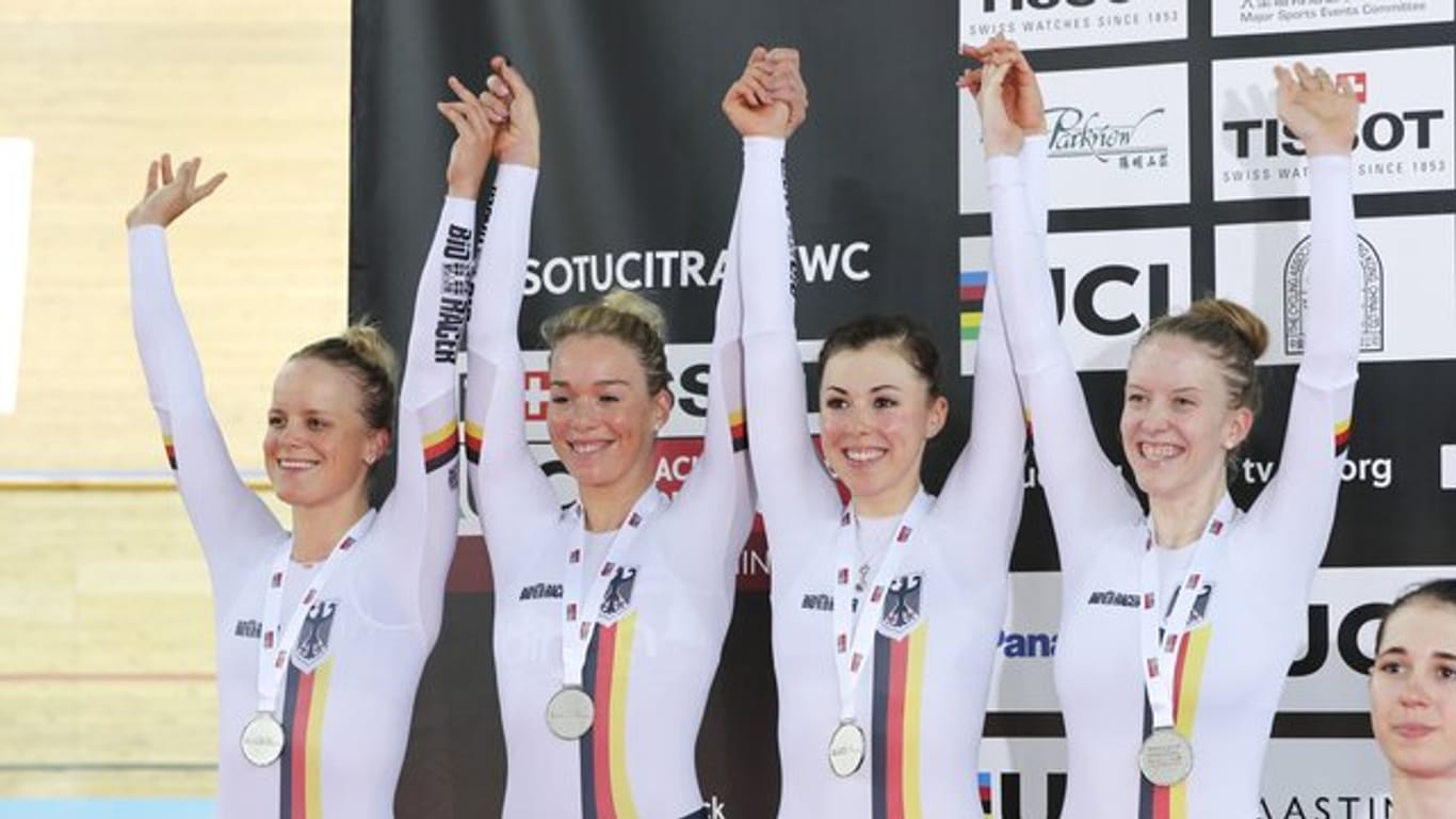 Feiern den zweiten Platz: Gudrun Stock (l-r), Lisa Klein, Charlotte Becker und Franziska Brausse.