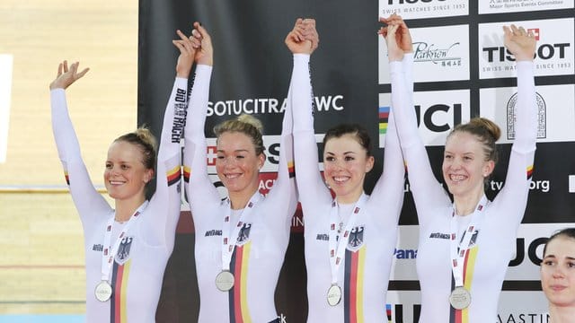 Feiern den zweiten Platz: Gudrun Stock (l-r), Lisa Klein, Charlotte Becker und Franziska Brausse.