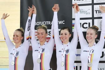 Feiern den zweiten Platz: Gudrun Stock (l-r), Lisa Klein, Charlotte Becker und Franziska Brausse.
