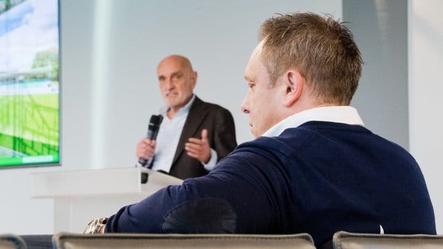 Äußert sich nicht zur Zukunft von Hannovers Trainer André Breitenreiter (r): Clubchef Martin Kind (l). Äußert sich nicht zur Zukunft von Hannovers Trainer André Breitenreiter (r): Clubchef Martin Kind (l).