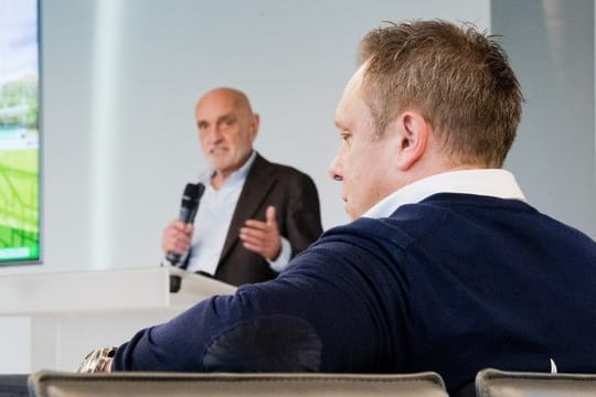 Äußert sich nicht zur Zukunft von Hannovers Trainer André Breitenreiter (r): Clubchef Martin Kind (l).
