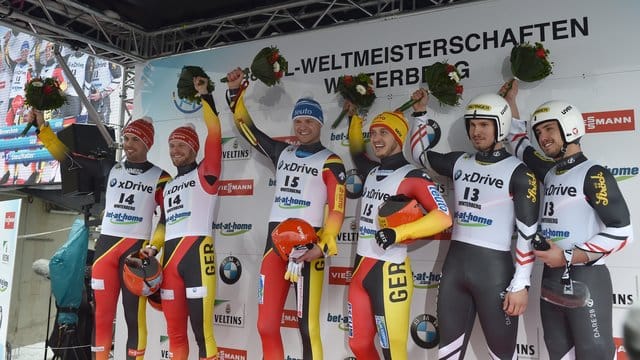Die deutschen Rennrodler Toni Eggert und Sascha Benecken (M) siegten vor Tobias Wendl (l) und , Tobias Arlt und den Österreichern Lorenz Koller und Thomas Steu. Die deutschen Rennrodler Toni Eggert und Sascha Benecken (M) siegten vor Tobias Wendl (l) und , Tobias Arlt und den Österreichern Lorenz Koller und Thomas Steu.