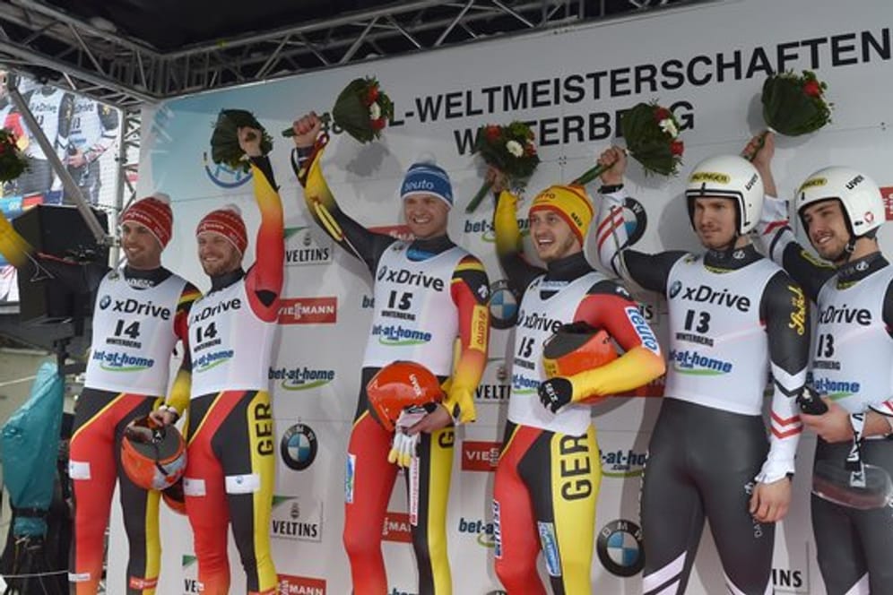 Die deutschen Rennrodler Toni Eggert und Sascha Benecken (M) siegten vor Tobias Wendl (l) und , Tobias Arlt und den Österreichern Lorenz Koller und Thomas Steu.