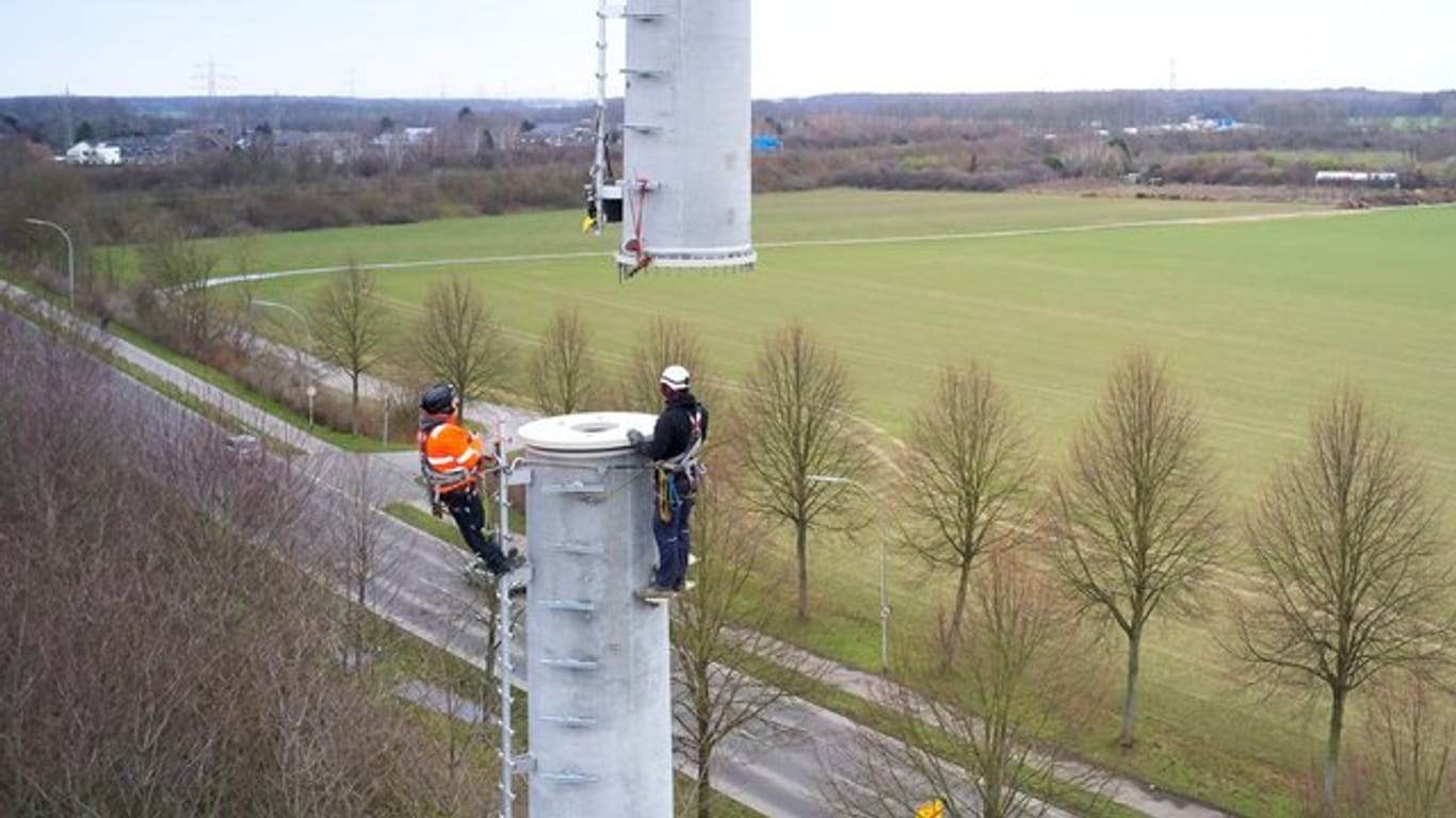 Ein Mobilfunkmast von Vodafone wird an der A61 bei Mönchengladbach Venn aufgebaut.