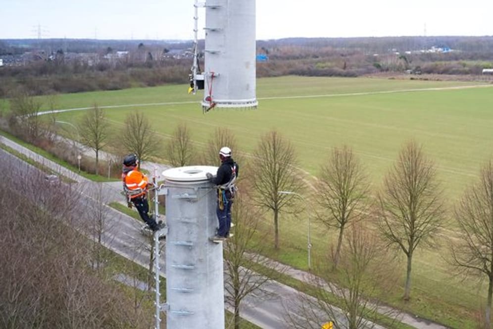 Ein Mobilfunkmast von Vodafone wird an der A61 bei Mönchengladbach Venn aufgebaut.