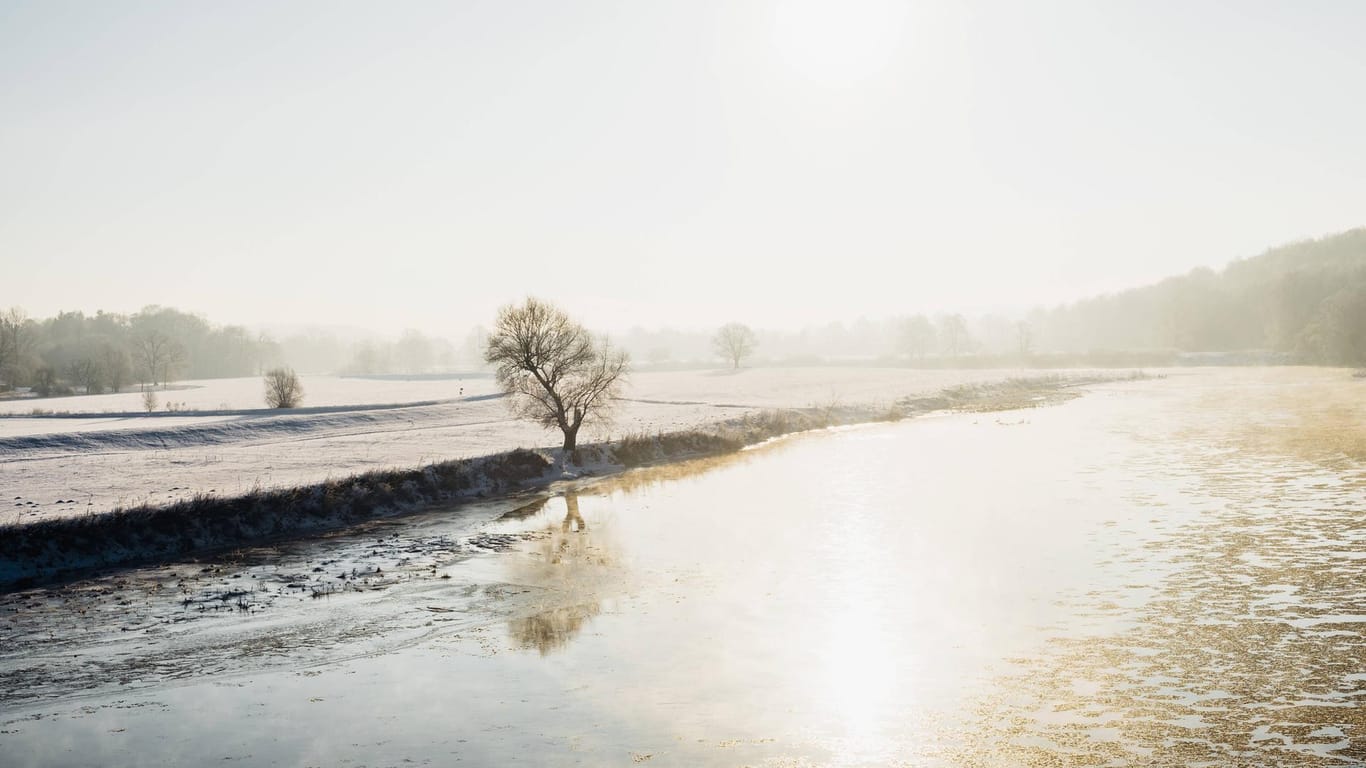 Wintertag an der Mulde in Sachsen: Die Suche mit Hubschrauber wurde wegen des hohen Wasserstandes unterbrochen.