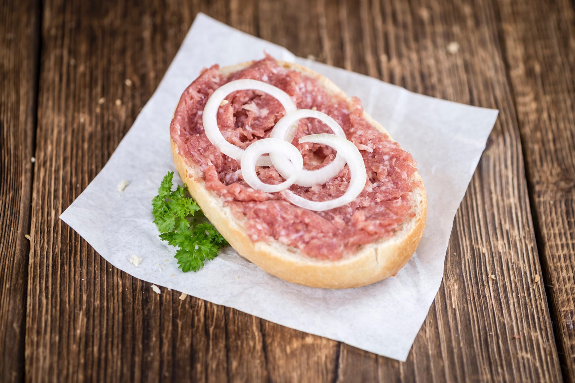 Mettbrötchen: Abgepackte Zwiebelmettwurst von Zimbo wird derzeit zurückgerufen.