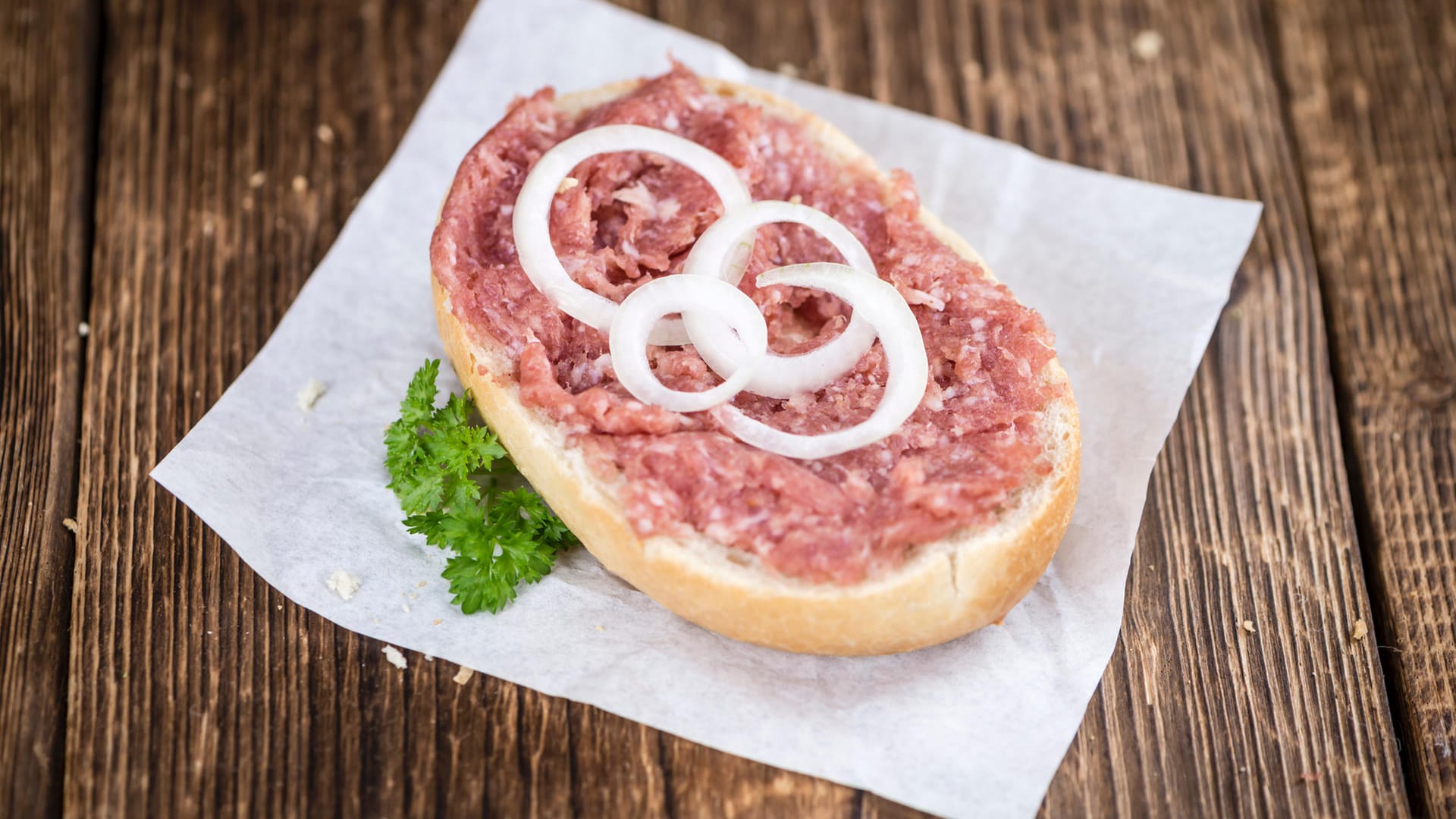 Mettbrötchen: Abgepackte Zwiebelmettwurst von Zimbo wird derzeit zurückgerufen.