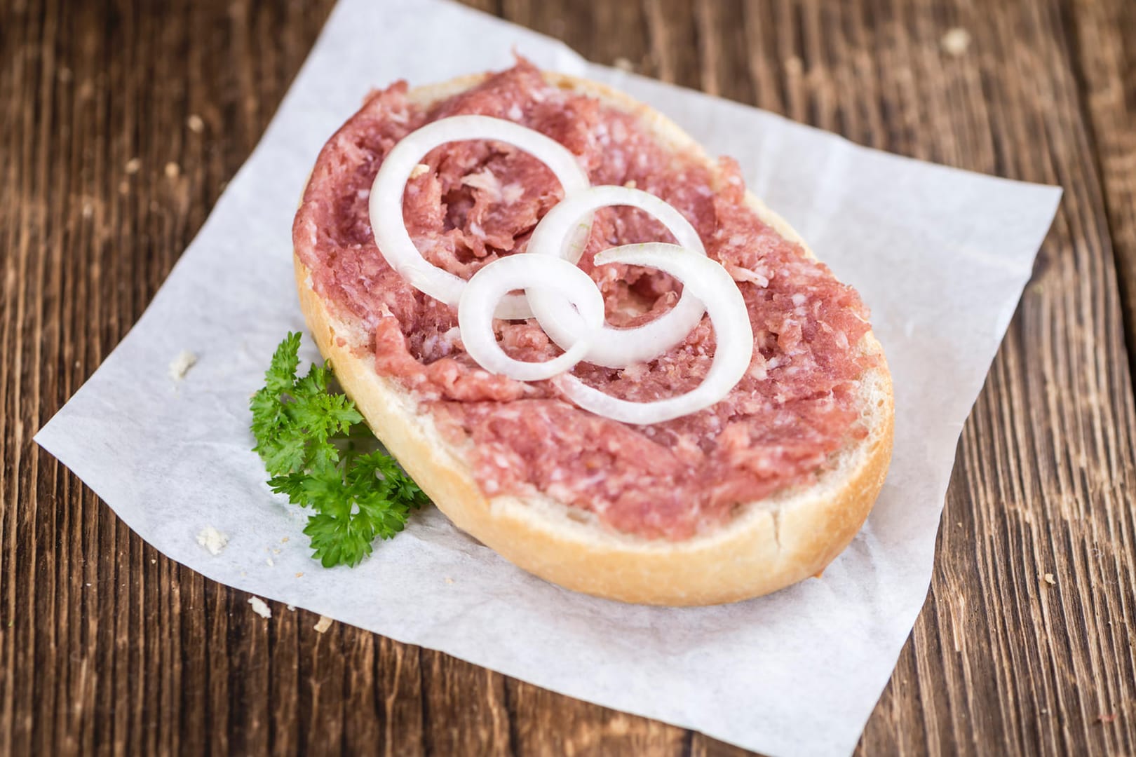 Mettbrötchen: Abgepackte Zwiebelmettwurst von Zimbo wird derzeit zurückgerufen.