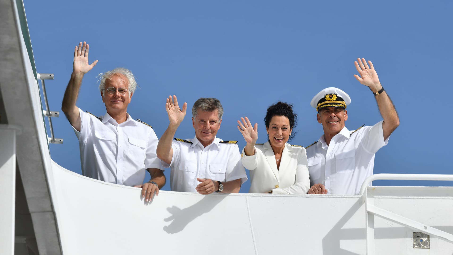 Die "Traumschiff"-Besatzung: Hoteldirektorin Hanna Liebhold (Barbara Wussow, m.), Kapitän Viktor Burger (Sascha Hehn, r.), Dr. Wolf Sander (Nick Wilder, 2.v. l.) und Kreuzfahrtdirektor Oskar Schifferle (Harald Schmidt, l.).