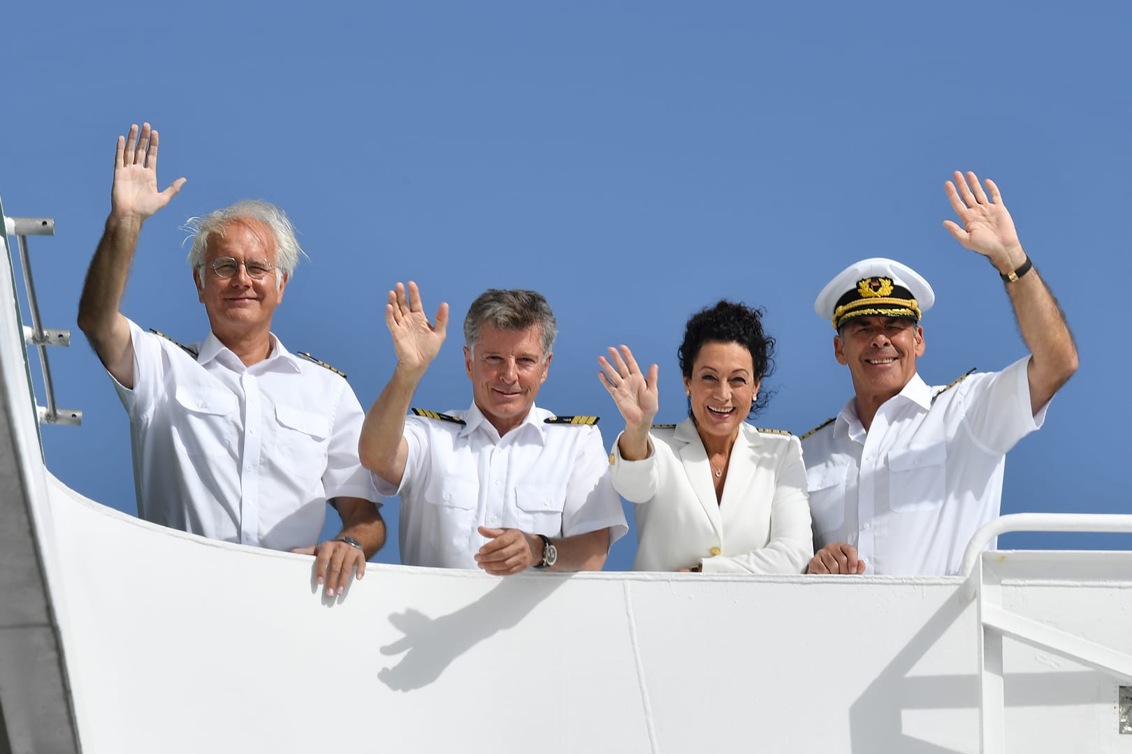 Die "Traumschiff"-Besatzung: Hoteldirektorin Hanna Liebhold (Barbara Wussow, m.), Kapitän Viktor Burger (Sascha Hehn, r.), Dr. Wolf Sander (Nick Wilder, 2.v. l.) und Kreuzfahrtdirektor Oskar Schifferle (Harald Schmidt, l.).