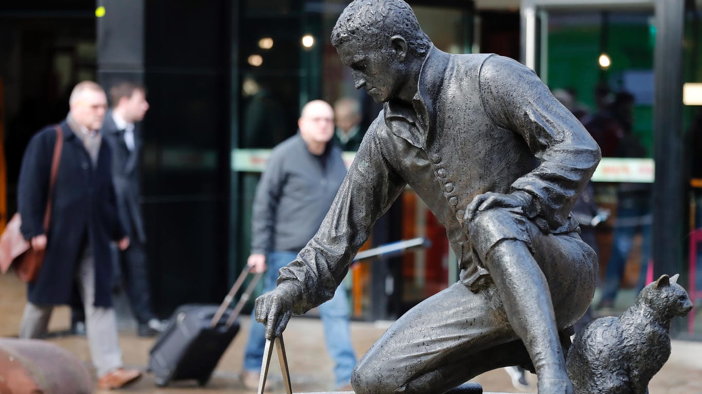 Die Statue von Matthew Flinders, dem ersten bekannten europäischen Australien-Umseglers, in der Euston Station in London: Flinders menschliche Überreste sind bei Bauarbeiten gefunden worden.