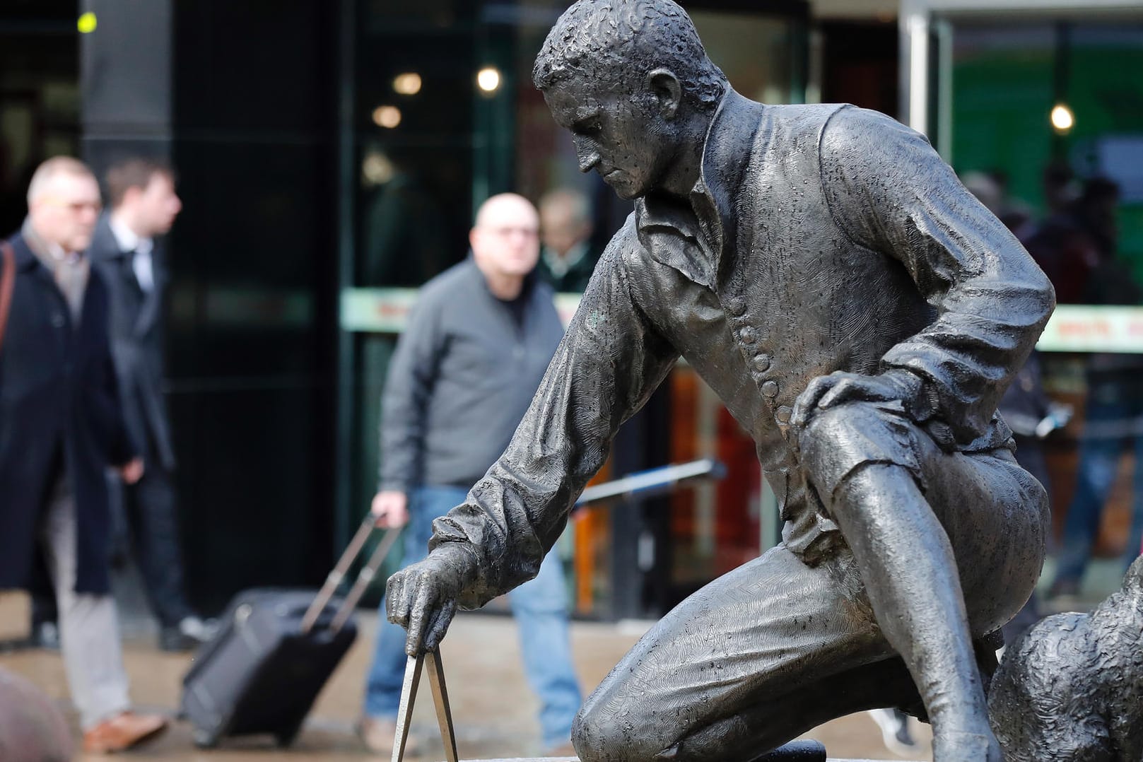 Die Statue von Matthew Flinders, dem ersten bekannten europäischen Australien-Umseglers, in der Euston Station in London: Flinders menschliche Überreste sind bei Bauarbeiten gefunden worden.