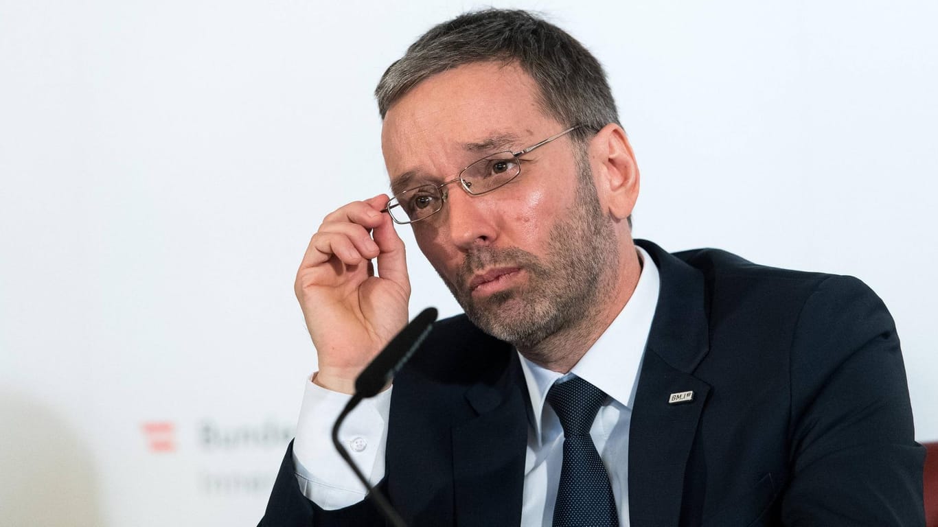 Herbert Kickl (FPÖ) während einer Pressekonferenz: Kickl selbst erklärte, er bekenne sich zu 100 Prozent zum Legalitätsprinzip.