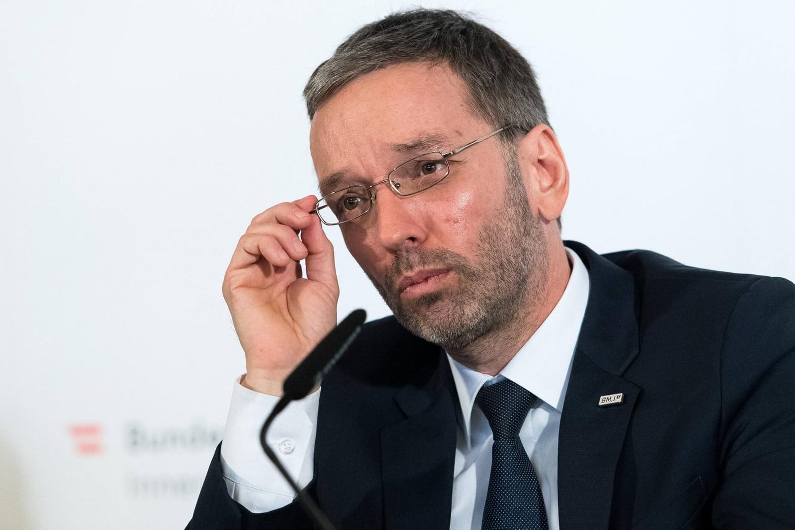 Herbert Kickl (FPÖ) während einer Pressekonferenz: Kickl selbst erklärte, er bekenne sich zu 100 Prozent zum Legalitätsprinzip.