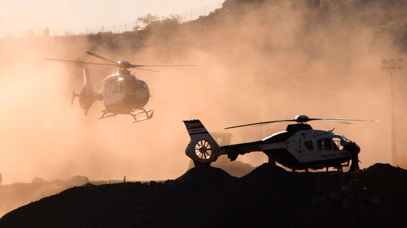 Suche nach dem zweijährigen Julen in Spanien: Einsatzkräfte werden mit Hubschraubern zur Unglücksstelle befördert.