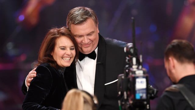 Große Freude: Hape Kerkeling und Caroline Link, die mit dem Regiepreis für "Der Junge muss an die frische Luft" ausgezeichnet wurde. Große Freude: Hape Kerkeling und Caroline Link, die mit dem Regiepreis für "Der Junge muss an die frische Luft" ausgezeichnet wurde.