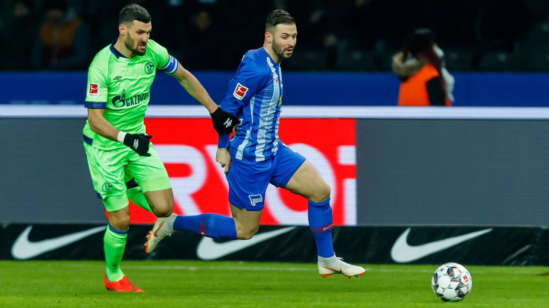 Daniel Caligiuri (links) und Marvin Plattenhardt im Zweikampf.