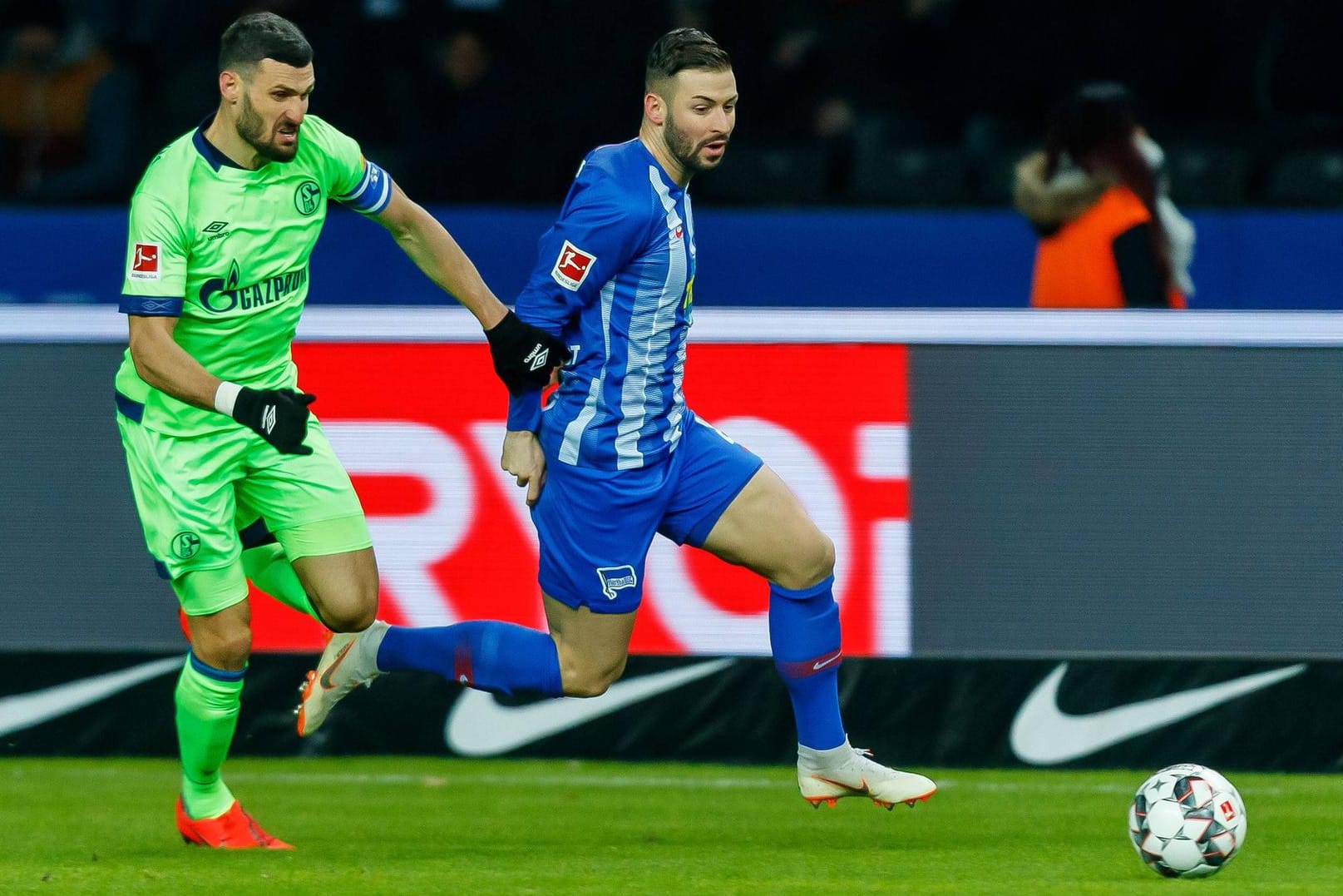 Daniel Caligiuri (links) und Marvin Plattenhardt im Zweikampf.