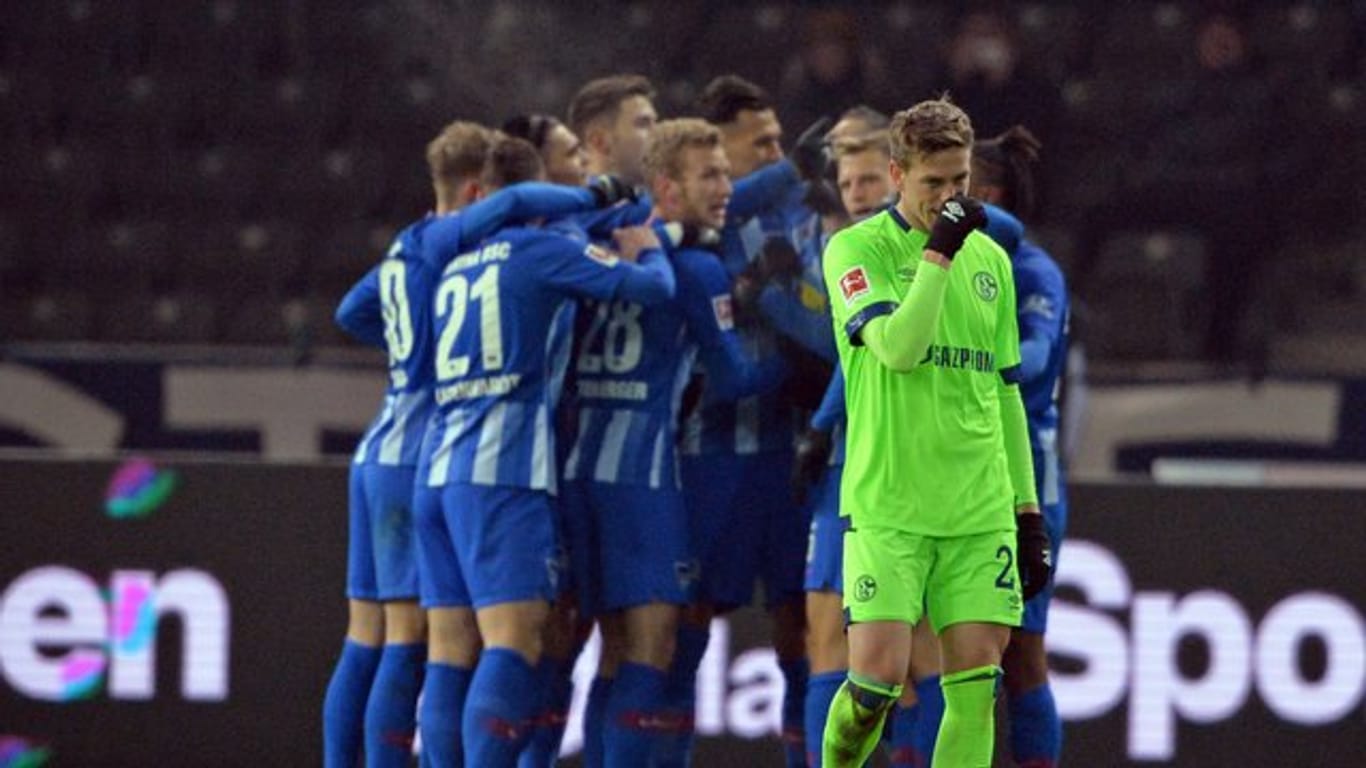 Während hinten die Berliner das 2:2 feiern zeigt sich Bastian Oczipka von Schalke 04 gefrustet über den Ausgleich.