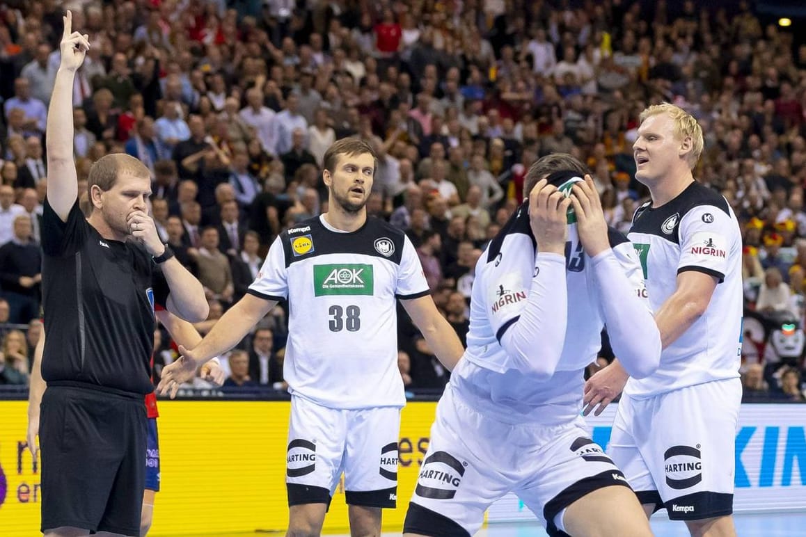 Konnte es kaum fassen: Hendrik Pekeler (vorne mit dem Trikot über dem Gesicht).