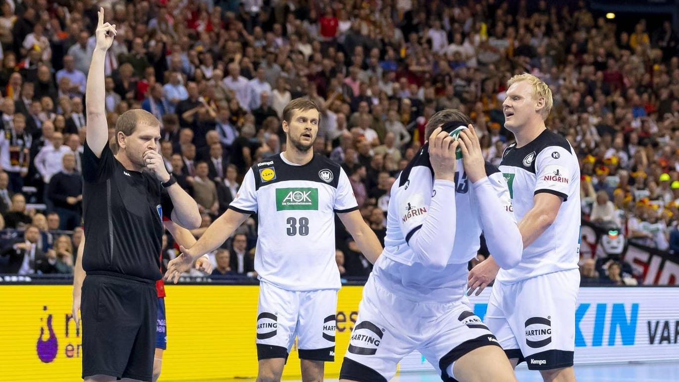 Konnte es kaum fassen: Hendrik Pekeler (vorne mit dem Trikot über dem Gesicht).