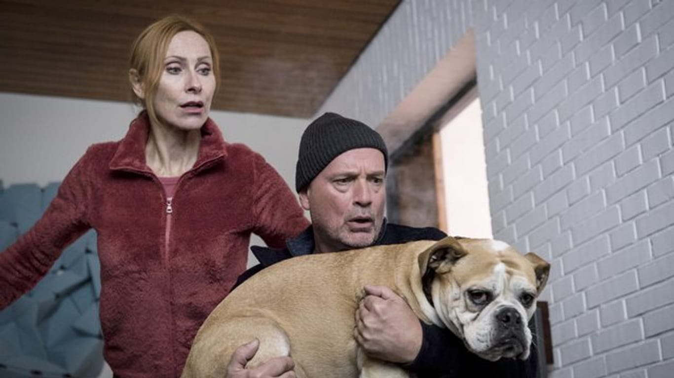 Anja (Andrea Sawatzki) und Christoph (Christian Berkel) retten ihren Hund Hasso aus einem brennenden Haus.