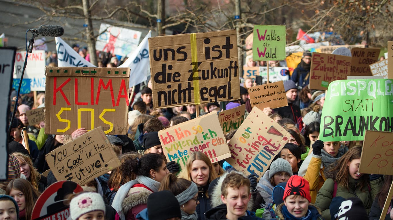 Hunderte Schüler und Studenten demonstrierten am Freitag gegen die Energiegewinnung aus Kohle und für eine nachhaltige Energiepolitik. Noch kommt rund ein Drittel des Stroms in Deutschland aus Kohlekraftwerken.