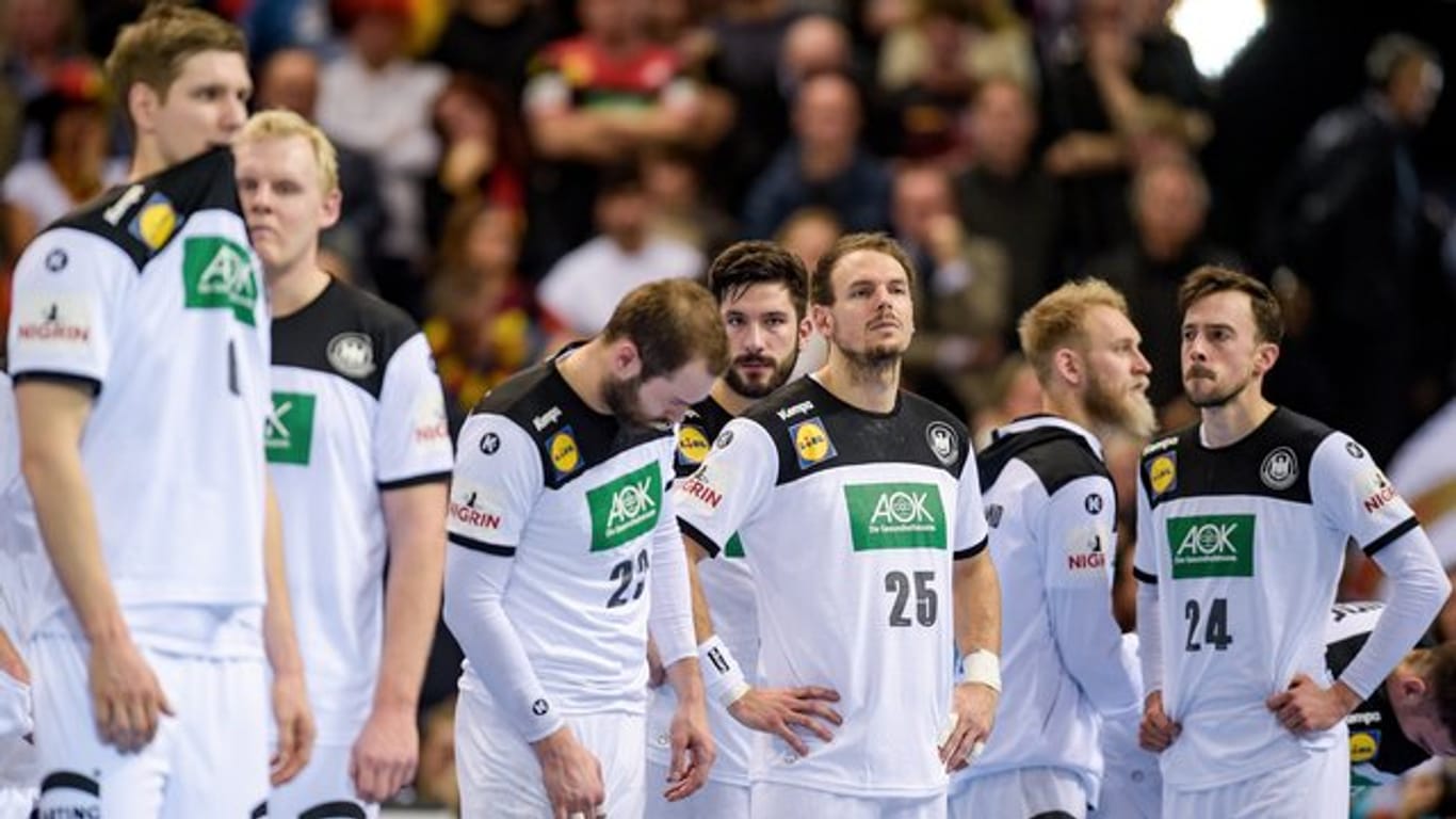 Die deutschen Handballer stehen nach dem verpassten Finaleinzug geknickt in der Halle.