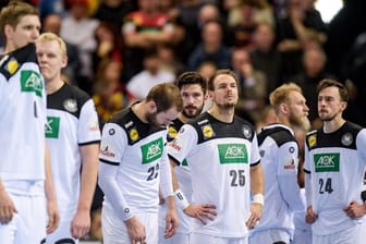 Die deutschen Handballer stehen nach dem verpassten Finaleinzug geknickt in der Halle.