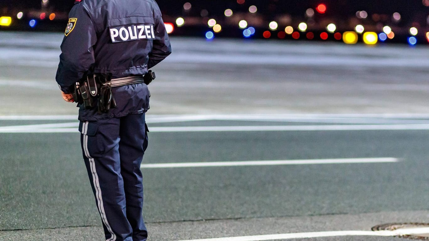 Österreichische Polizei im Einsatz (Symbolbild): Nachdem sich Beweise für die Tat häuften, beantragte die Staatsanwaltschaft Hanau einen Haftbefehl, und die österreichische Polizei griff zu.