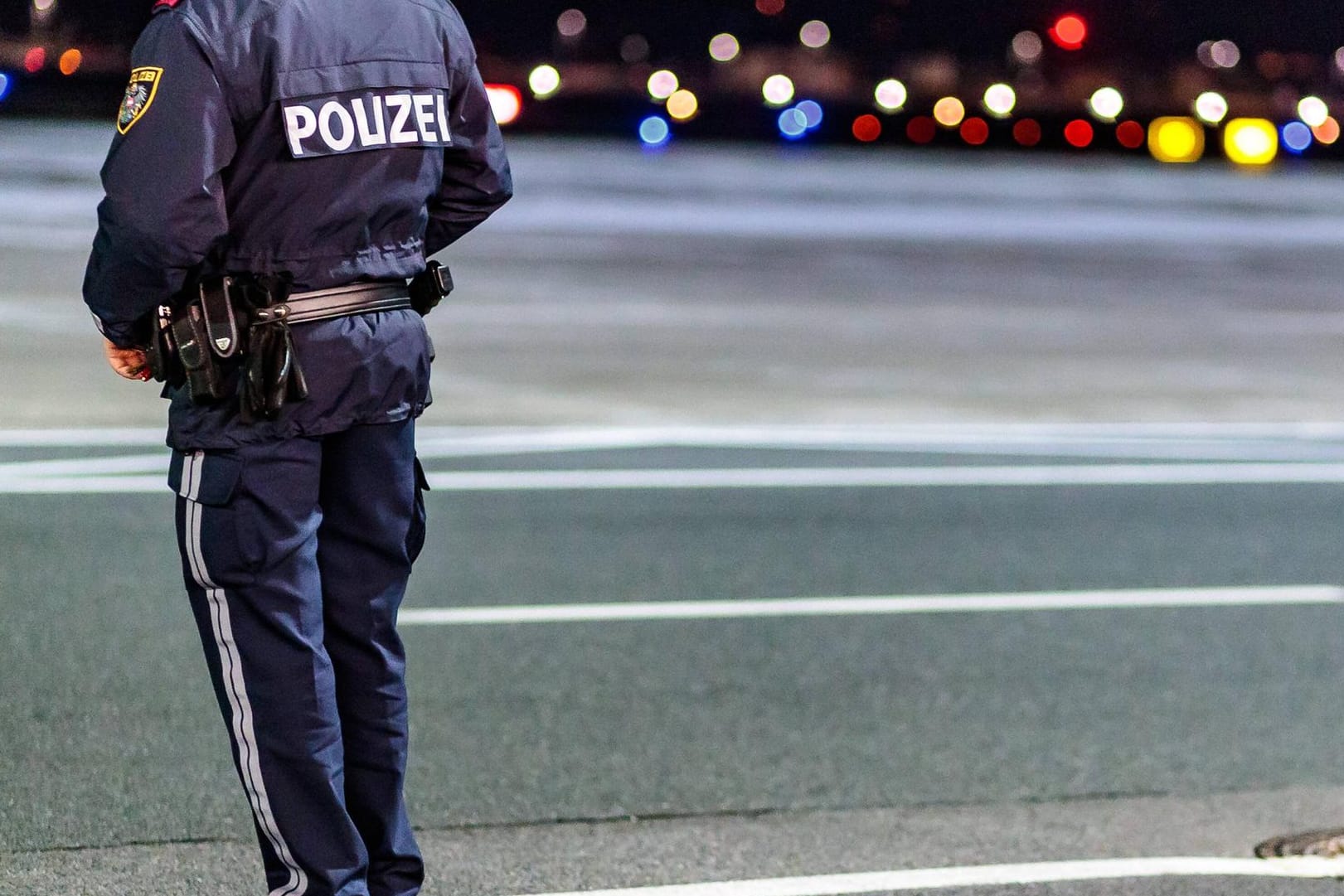 Österreichische Polizei im Einsatz (Symbolbild): Nachdem sich Beweise für die Tat häuften, beantragte die Staatsanwaltschaft Hanau einen Haftbefehl, und die österreichische Polizei griff zu.