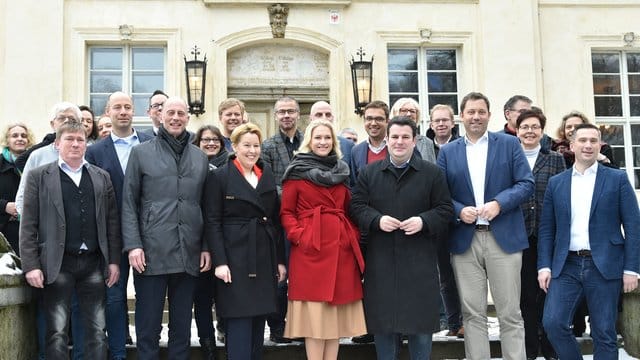 Nach dem Ende des zweitägigen Treffens der ostdeutschen Sozialdemokratie stehen die Teilnehmer vor dem Schloss in Schwante.