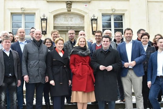 Nach dem Ende des zweitägigen Treffens der ostdeutschen Sozialdemokratie stehen die Teilnehmer vor dem Schloss in Schwante.