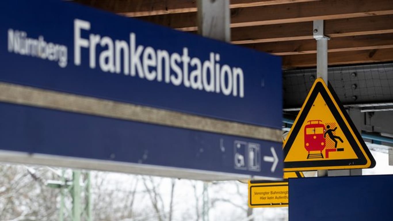 Bei einem Streit in Nürnberg sind zwei Männer von einer S-Bahn überfahren und getötet worden.