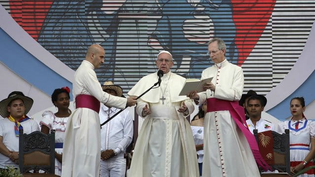 Papst Franziskus (M) betet beim Kreuzweg im Campo Santa Maria La Antigua anlässlich des Weltjugendtages, in Panama City.