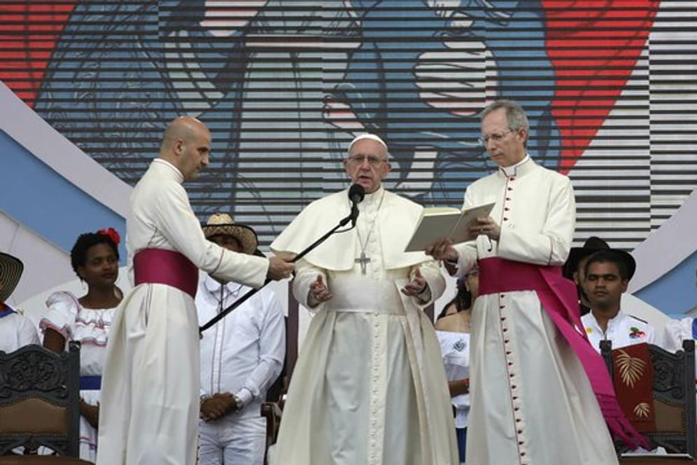 Papst Franziskus (M) betet beim Kreuzweg im Campo Santa Maria La Antigua anlässlich des Weltjugendtages, in Panama City.