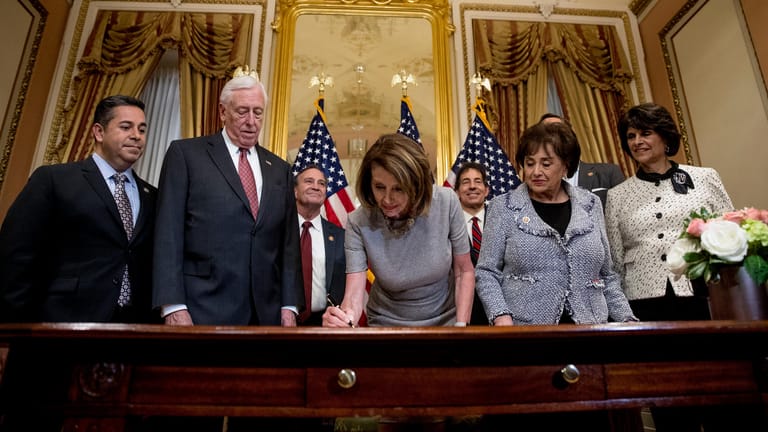Strahlende Sieger: Nancy Pelosi, Sprecherin des Repräsentantenhauses, unterzeichnet ein Gesetz für einen Zwischen-Etat. Zuvor hatte bereits Präsident Trump den Deal unterzeichnet.