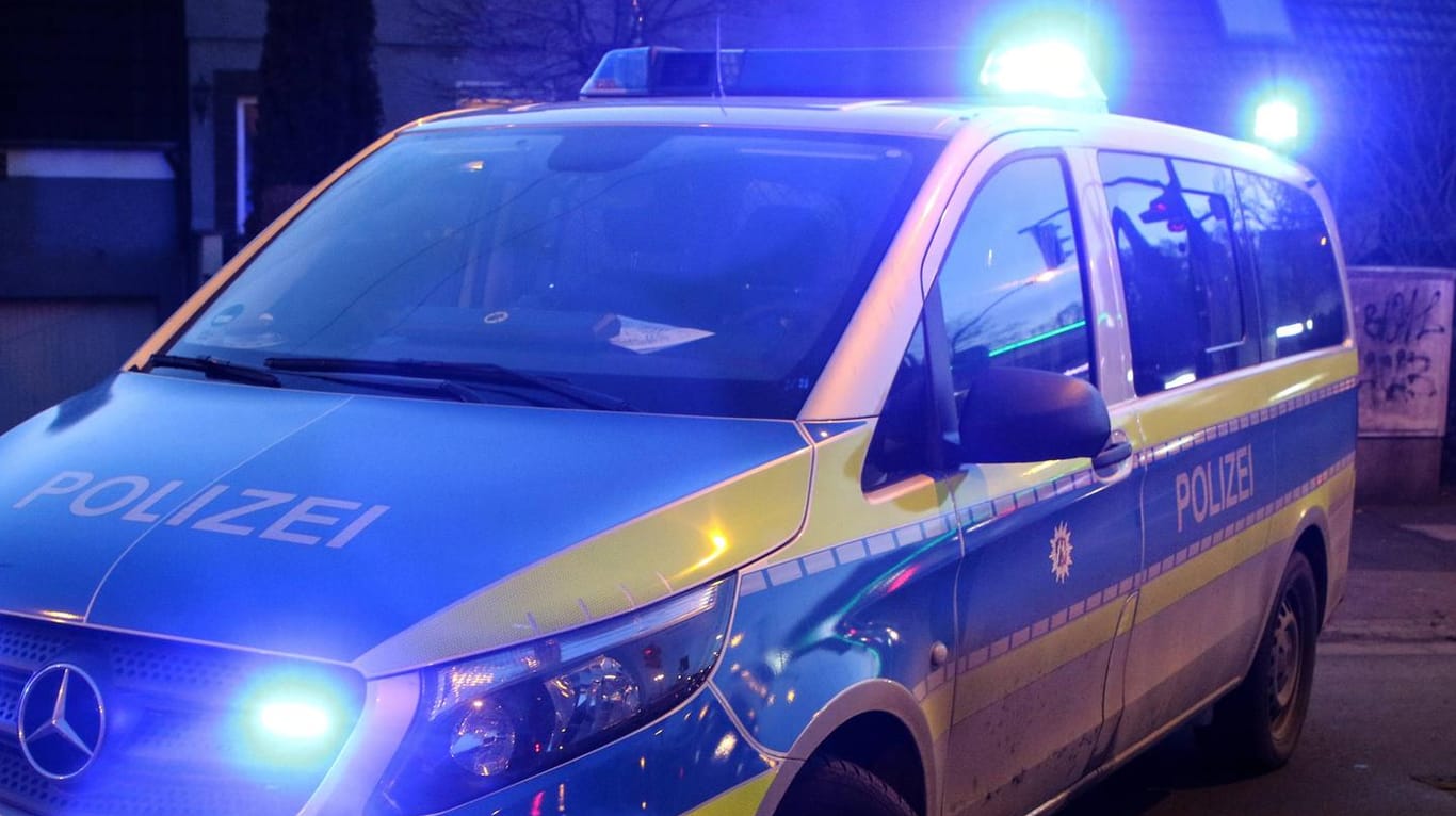 Polizeiauto im Ruhrgebiet: In Rostock ist ein mit einem Bagger beladener Lkw gegen eine Autobahnbrücke gekracht.
