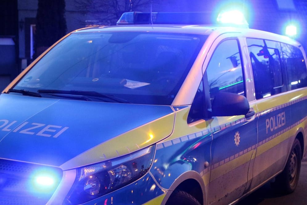 Polizeiauto im Ruhrgebiet: In Rostock ist ein mit einem Bagger beladener Lkw gegen eine Autobahnbrücke gekracht.