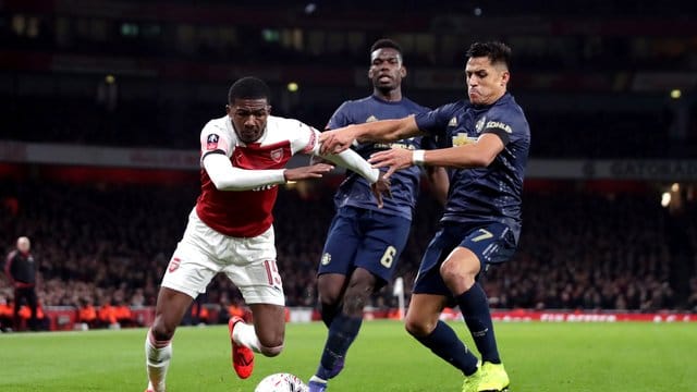 Arsenals Ainsley Maitland-Niles (l-r) sieht sich Paul Pogba und Alexis Sanchez gegenüber.