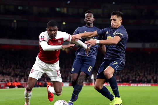 Arsenals Ainsley Maitland-Niles (l-r) sieht sich Paul Pogba und Alexis Sanchez gegenüber.